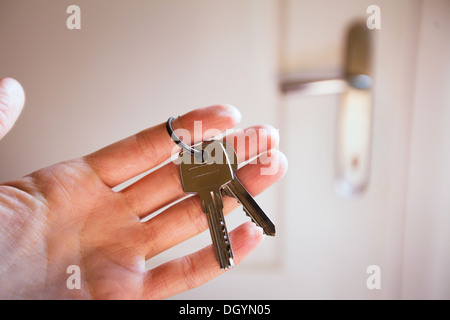 Mieten einer Wohnung, Schlüssel in der hand Stockfoto