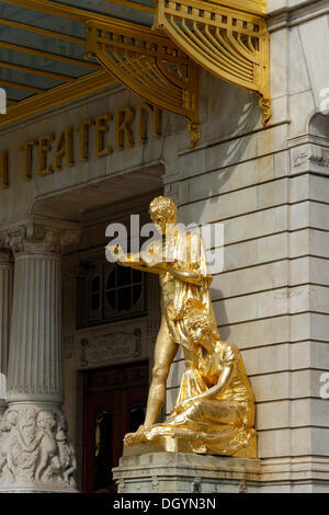 Königliches drastisches Theater oder Dramaten, goldene Statue, Östermalm, Stockholm, Stockholms län, Schweden Stockfoto