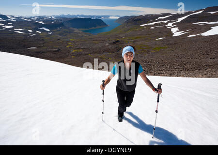 Junge Frau mit walking Stöcke, Hornstrandir, westlichen Island, Island, Europa Stockfoto