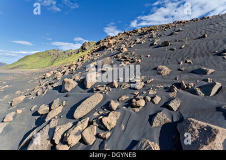 Schwarzer Lavasand mit Moos bewachsenen Berge, Emstrur, Island, Europa Stockfoto