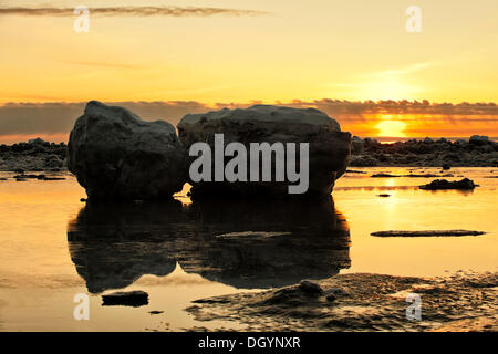 Sonnenuntergang und gestrandete Eisberge bei Ebbe im Turnagain Arm, Alaska Stockfoto