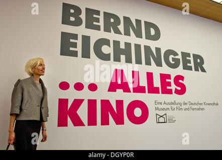 München, Deutschland. 28. Oktober 2013. Katja Eichinger posiert für die Kameras auf einer Pressekonferenz zur Ausstellung "Bernd Eichinger -. Alles Kino "in München, Deutschland, 28. Oktober 2013. Die Ausstellung läuft vom 29. Oktober 2013 bis 2. Februar 2014. Foto: Inga Kjer/Dpa/Alamy Live News Stockfoto