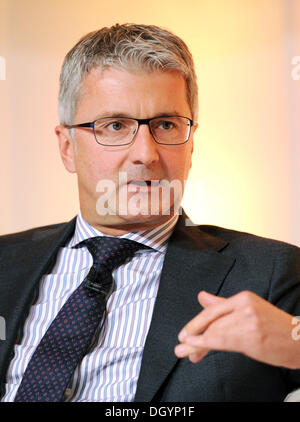 München, Deutschland. 28. Oktober 2013. Audi-Chef Rupert Stadler spricht auf dem Handelsblatt-Auto-Gipfel 2013 in München, 28. Oktober 2013. Manager der Automobilindustrie besprechen die Lage und Aussichten der Automobilhersteller und Zulieferer auf der zweitägigen Konferenz. Foto: TOBIAS HASE/Dpa/Alamy Live News Stockfoto