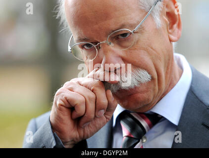 München, Deutschland. 28. Oktober 2013. Daimler-CEO Dieter Zetsche besucht die Handelsblatt-Auto-Gipfel 2013 in München, 28. Oktober 2013. Manager der Automobilindustrie besprechen die Lage und Aussichten der Automobilhersteller und Zulieferer auf der zweitägigen Konferenz. Foto: TOBIAS HASE/Dpa/Alamy Live News Stockfoto