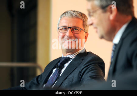 München, Deutschland. 28. Oktober 2013. Audi Vorstandsvorsitzender Rupert Stadler lächelt das Handelsblatt-Auto-Gipfel 2013 in München, 28. Oktober 2013. Manager der Automobilindustrie besprechen die Lage und Aussichten der Automobilhersteller und Zulieferer auf der zweitägigen Konferenz. Foto: TOBIAS HASE/Dpa/Alamy Live News Stockfoto