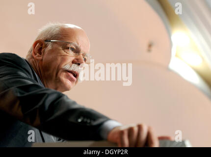 München, Deutschland. 28. Oktober 2013. Daimler-CEO Dieter Zetsche besucht die Handelsblatt-Auto-Gipfel 2013 in München, 28. Oktober 2013. Manager der Automobilindustrie besprechen die Lage und Aussichten der Automobilhersteller und Zulieferer auf der zweitägigen Konferenz. Foto: TOBIAS HASE/Dpa/Alamy Live News Stockfoto