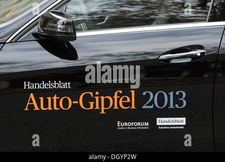 München, Deutschland. 28. Oktober 2013. Das Logo des Handelsblatt Auto Gipfels 2013 an der Tür eines Autos in München, 28. Oktober 2013. Manager der Automobilindustrie besprechen die Lage und Aussichten der Automobilhersteller und Zulieferer auf der zweitägigen Konferenz. Foto: TOBIAS HASE/Dpa/Alamy Live News Stockfoto