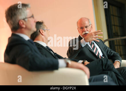 München, Deutschland. 28. Oktober 2013. Audi-Chef Rupert Stadler (L-R) spricht mit Handelsblatt Editor Gabor Steingart und Daimler-CEO Dieter Zetsche auf dem Handelsblatt-Auto-Gipfel 2013 in München, 28. Oktober 2013. Manager der Automobilindustrie besprechen die Lage und Aussichten der Automobilhersteller und Zulieferer auf der zweitägigen Konferenz. Foto: TOBIAS HASE/Dpa/Alamy Live News Stockfoto