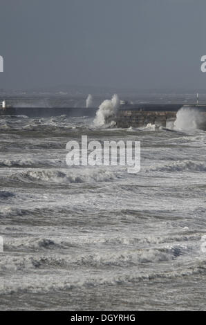 Newhaven, East Sussex, UK. 28. Oktober 2013. Gales zwingen Winde und Wellen gegen Brighton Marina.The Sturm, genannt St. Jude, brachte das windigste Wetter Großbritannien seit 1987 getroffen. Bildnachweis: Reppans/Alamy Live-Nachrichten Stockfoto