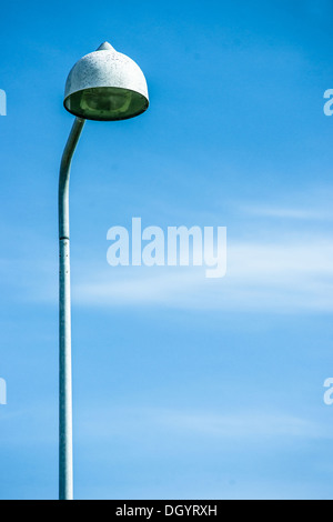 Hohen Straßenleuchte Lampe isoliert auf blau Stockfoto