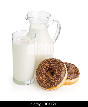 Frühstück mit Milch und Schokolade Donuts isoliert auf weiss Stockfoto