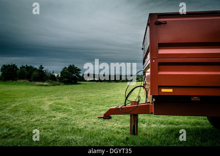 Industriemaschine Gras und bewölktem Wetter Stockfoto