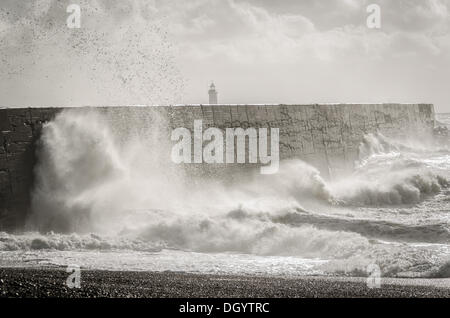 Newhaven, East Sussex, UK. 28. Oktober 2013. West Beach in Newhaven, East Sussex, wo 14-j hrige Dylan Alkins ins Meer beim Schwimmen hier am Sonntagnachmittag weggespült wurde. Der Sturm, genannt St. Jude, brachte das windigste Wetter Großbritannien seit 1987 getroffen. Bildnachweis: Reppans/Alamy Live-Nachrichten Stockfoto