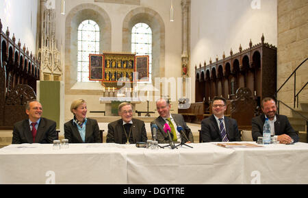 Rehburg-Loccum, Deutschland. 28. Oktober 2013. Projektleiter das Klostermuseum, Michael Kalla, der Sprecher der Stiftung Niedersachsen, Gesa Schoenemark, der Abt des Klosters Loccum, Horst Hirschler, der Bischof der Evangelisch-Lutherischen Kirche in Hannover, Ralf Meister, der Bürgermeister von Rehburg-Loccum, Martin Franke und Leiter des Kulturprogramms und Öffentlichkeitsarbeit, Roger Cericius, besuchen eine Pressekonferenz anlässlich des 850-jährigen Loccum Abbey in Rehburg-Loccum , Deutschland, 28. Oktober 2013. Foto: CHRISTOPH SCHMIDT/Dpa/Alamy Live News Stockfoto