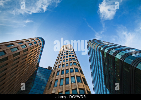 Bürogebäude am blauen Himmelshintergrund Stockfoto