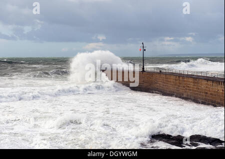 Hafen Sie Wand/Pier am Hafendamm. Der Sturm, genannt St. Jude, brachte das windigste Wetter Großbritannien seit 1987 getroffen. © Bob Sharples/Alamy Stockfoto