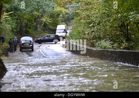 Lange Ashton, Bristol, UK. 28. Oktober 2013 Clarken Coombe in langen Ashton Nr Bristol gesehen überflutete einen lokalen Radfahrer und ein LKW durch Hochwasser nach St. Jude Storm zu verwalten. Der Sturm, genannt St. Jude, brachte das windigste Wetter, das Vereinigte Königreich seit 1987 Kredit treffen: Robert Timoney/Alamy Live News Stockfoto