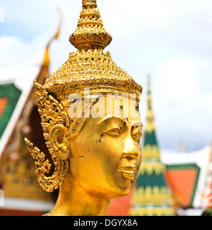 Goldene Kinnara Statue im Grand Palace in Bangkok, Thailand. Stockfoto