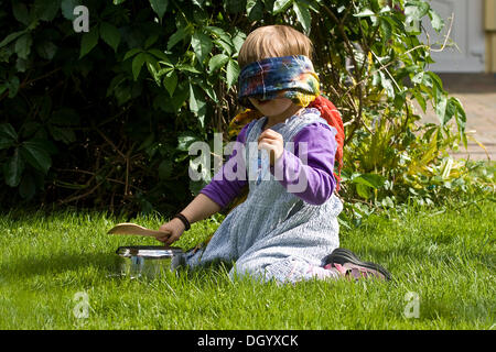 Mädchen, schlug 4 Jahre, bei Pot-Spiel, Kindergeburtstag Stockfoto