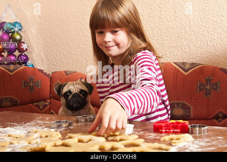 Mädchen und ein Mops Ausschneiden cookies Stockfoto