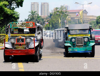 Jeepney Taxi mit Rauch, Manila, Philippinen, Südostasien Stockfoto