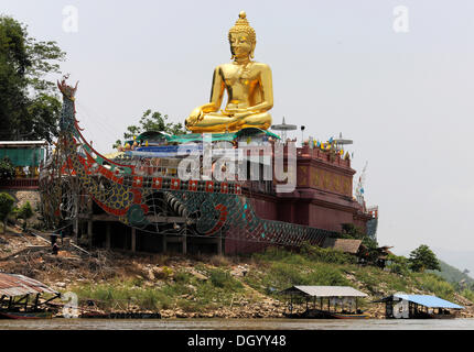 Goldene Buddha-Statue auf einem Boot auf dem Mekong River, Chiang Rai, Thailand, Asien Stockfoto