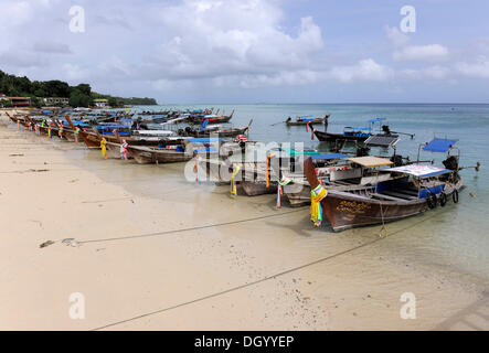 Holzboote auf Phi Phi Island, Krabi, Thailand, Asien Stockfoto