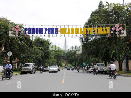 Straßenverkehr vor dem Wat Phnom Tempel in Phnom Penh, Kambodscha, Asien Stockfoto