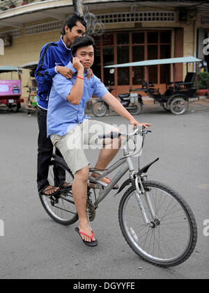 Zwei Jugendliche auf einem Fahrrad, Phnom Penh, Kambodscha, Südostasien, Asien Stockfoto