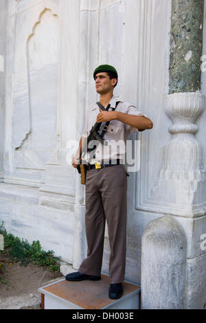 Soldat vor Palast, Istanbul, Türkei Stockfoto