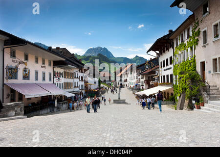 Main Street in der mittelalterlichen Dorf von Gruyères, Freiburg, Schweiz, Europa Stockfoto