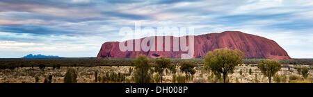 Uluru oder Ayers Rock mit Olgas oder Katja Tjuta auf der Horizon, Uluru-Kata Tjuta National Park, Northern Territory, Australien Stockfoto