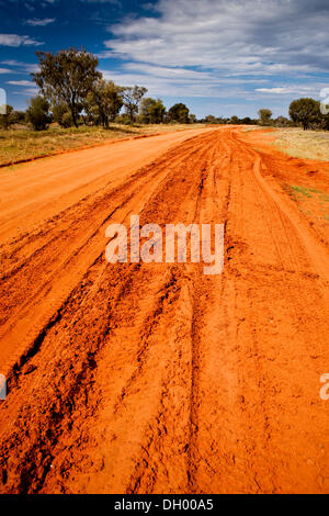 Rote Straße nach Regen im Outback, Northern Territory, Australien Stockfoto