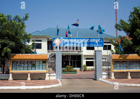 Regierende Kambodschanische Volkspartei Volkspartei (CPP) dominiert eine bedeutende Straße in Kampong Cham, Kambodscha. Stockfoto