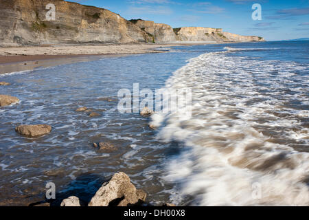 Surfen Sie mit Klippen, Dunraven Bay, Glamorgan Heritage Coast, Wales, Vereinigtes Königreich Stockfoto