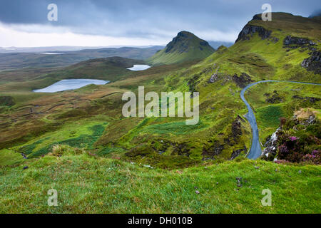 Straße durch die Berge bei Quiraing, Isle Of Skye, Schottland, Vereinigtes Königreich Stockfoto