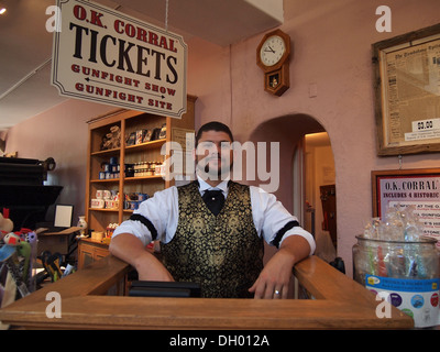 Mann gekleidet in Charakter, Verkauf von Eintrittskarten für die Erholung der Schießerei am OK Corral in Tombstone, Arizona, USA Stockfoto