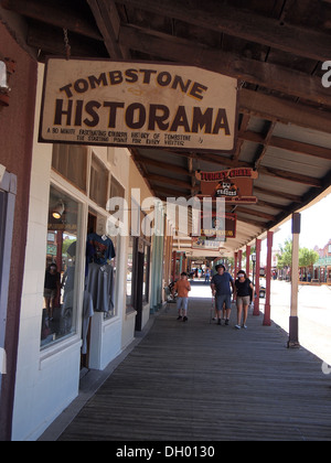 Touristen zu Fuß entlang überdachten Promenade in den historischen amerikanischen Old West Stadt Tombstone, Arizona, USA Stockfoto