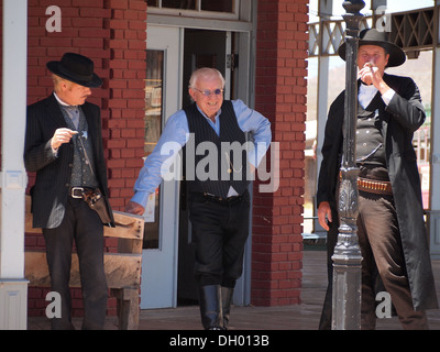 Akteure, die Darstellung von Virgil und Wyatt Earp und Townsman in der historischen amerikanischen Old West Stadt Tombstone, Arizona, USA Stockfoto