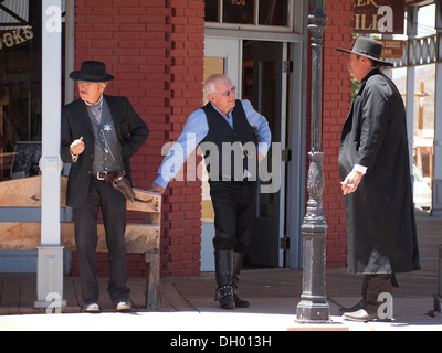 Akteure, die Darstellung von Virgil und Wyatt Earp und Townsman in der historischen amerikanischen Old West Stadt Tombstone, Arizona, USA Stockfoto