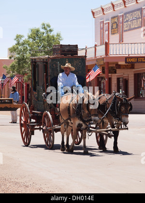 Schauspieler porträtiert Postillion fährt durch in den historischen amerikanischen Old West Stadt Tombstone, Arizona, USA Stockfoto