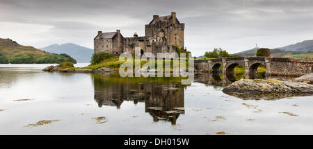 Eilean Donan Castle und seine Reflexion, Loch Alsh, Schottland, Vereinigtes Königreich Stockfoto