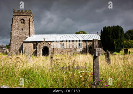 Drohende Gewitter über St. Oswald Kirche, Horton im Ribblesdale, Yorkshire Dales, United Kingdom Stockfoto