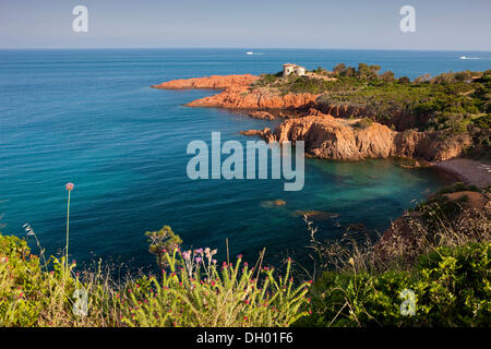 Haus am Meer, Bucht in ´ der Esterel Region, Alpes Maritimes, Cote Azur, Département Var, Region Provence-Alpes-Côte d ' Stockfoto