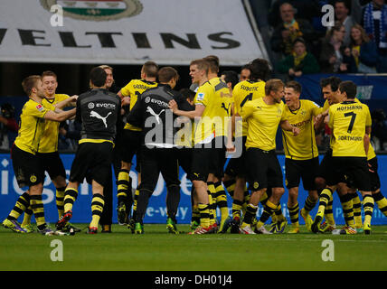 Fussball, Gelsenkirchen, Deutschland, 1. Bundesliga, 10. Spieltag, FC Schalke 04 - Borussia Dortmund 3-1 in der Veltins-Arena Auf Schalke bin 26. 10. 2013 Die Dortmunder Spieler Feiern Nach Dem Derbysieg Vor Ihrer Fankurve Mit Einem Ausgelassenen Tanz © Norbert Schmidt/Alamy Live News Stockfoto