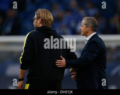 Fussball, Gelsenkirchen, Deutschland, 1. Bundesliga, 10. Spieltag, FC Schalke 04 - Borussia Dortmund 3-1 in der Veltins-Arena Auf Schalke bin 26. 10. 2013 Trainer Juergen KLOPP (JŸrgen) (BVB) Li-Und Sein Schalker Kollege Trainer Jens KELLER (S04) re - © Norbert Schmidt/Alamy Live News Stockfoto