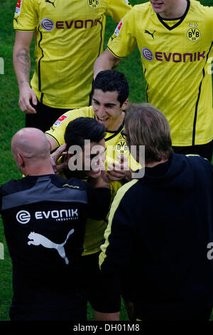 Fussball, Gelsenkirchen, Deutschland, 1. Bundesliga, 10. Spieltag, FC Schalke 04 - Borussia Dortmund 3-1 in der Veltins-Arena Auf Schalke bin 26. 10. 2013 Nuri SAHIN (BVB) 2.v. Li-Freut Sich Mit Henrikh MKHITARYAN (BVB) 2.v. re-Und Trainer Jürgen KLOPP (JŸrgen) (BVB) re-Ÿber Seinen Treffer Zum 2: 0 © Norbert Schmidt/Alamy Live News Stockfoto