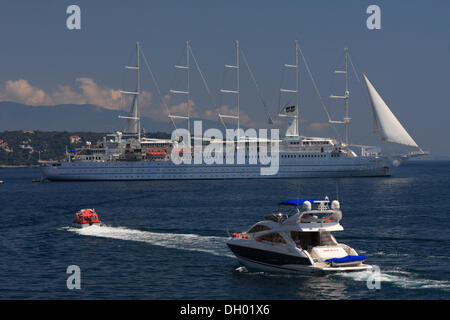 Wind-Surf-Segel-Kreuzfahrtschiff aus Monaco, Cap Martin in den Rücken, Fürstentum Monaco, Cote d ' Azur, Europa Stockfoto