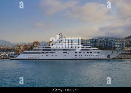 Topas Motoryacht auf seiner Jungfernfahrt Ankunft im Hafen von Nizza, gebaut von Lürssen Yachts, Länge: 147 Meter, gebaut im Jahr 2012 Stockfoto