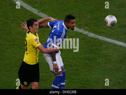 Fussball, Gelsenkirchen, Deutschland, 1. Bundesliga, 10. Spieltag, FC Schalke 04 - Borussia Dortmund 3-1 in der Veltins-Arena Auf Schalke bin 26. 10. 2013 Nuri SAHIN (BVB) Li-Im Kampf um den Ball Mit Kevin-Prince BOATENG (S04) re - © Norbert Schmidt/Alamy Live News Stockfoto